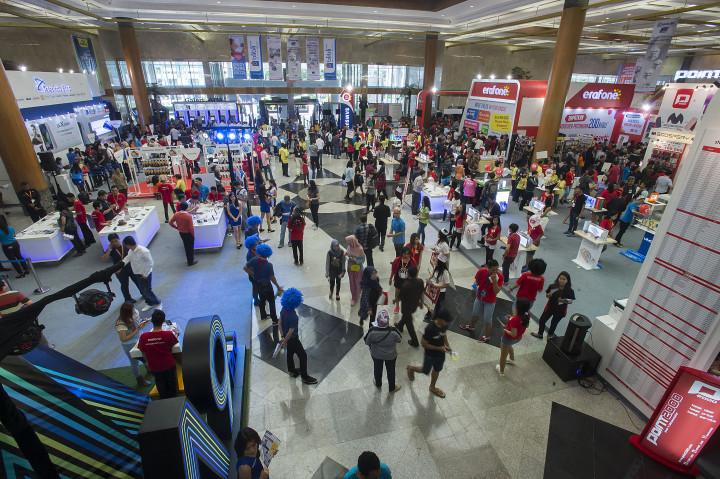 Pengunjung memadati pameran teknologi komputer dan gawai Indocomtech 2016 di Jakarta Convention Center, Jakarta, Rabu (2/11/2016).
