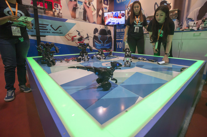 Pramuniaga memainkan sejumlah robot di salah satu stan pameran teknologi komputer dan gawai Indocomtech 2016 di Jakarta Convention Center, Jakarta, Rabu (2/11/2016)