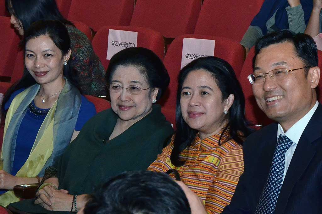 Menko PMK Puan Maharani didampingi Ketua Umum PDI Perjuangan Megawati Soekarnoputri, Dubes RRC untuk Indonesia Xie Feng dan istri Wang Dan menghadiri pertunjukan National Ballet Of China berjudul 'Raise the Red Lantern'.