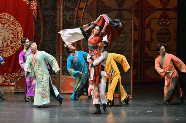 Menko PMK Puan Maharani memberikan sambutan pada pertunjukan National Ballet Of China 'Raise the Red Lantern'.