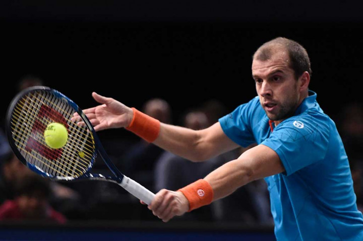 Muller berusaha mengembalikan bola ke arah Djokovic.