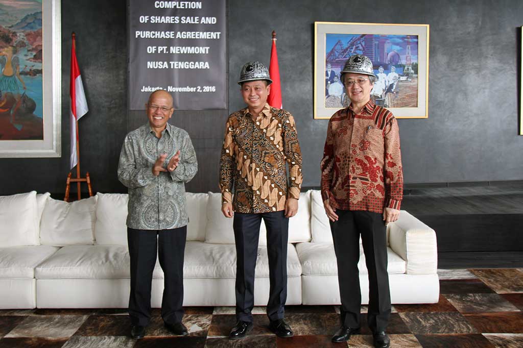 Presiden Direktur MedcoEnergi Hilmi Panigoro berfoto bersama Menteri ESDM Ignasius Jonan dan Executive Vice President Nusa Tenggara Mining Corp Toru Tokuhisa saat seremoni penandatangan akuisisi, Rabu (2/11/2016).