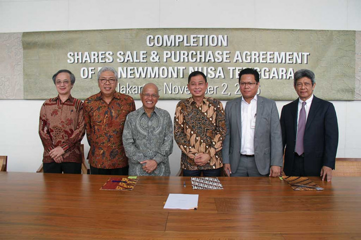 (Dari kiri) Executive Vice President Nusa Tenggara Mining Corp Toru Tokuhisa, Direktur Jenderal Mineral dan Batubara Kementerian ESDM Bambang Gatot Ariyono, Presiden Direktur MedcoEnergi Hilmi Panigoro, Menteri ESDM Ignasius Jonan, Presiden Direktur PT Newmont Nusa Tenggara Rachmat Makkasau, dan Pimpinan AP Investment Agus Projosasmito saat seremoni penandatangan akuisisi, Rabu (2/11/2016).