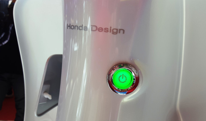 Tidak ada lubang untuk kunci kontak. Melainkan tombol besar on/off layaknya gadget.