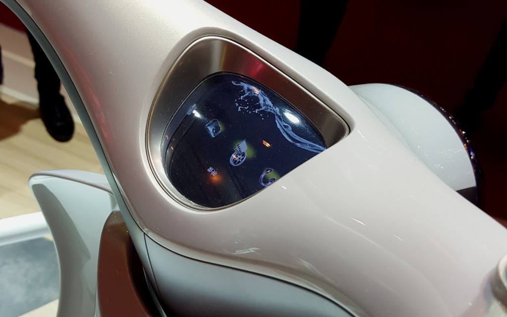 Speedometer digital yang canggih dibungkus dalam desain sama persis dengan Super Cub tua. 