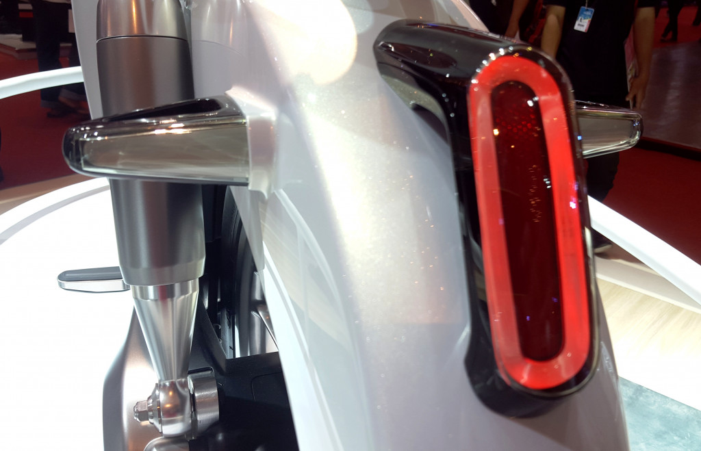 Lampu rem tetap berbentuk langsing dan vertical seperti versi asli. Tapi di dalamnya tentu bukan lagi bola lampu, melainkan barisan LED. Lampu sein di sampingnya pun sangat cantik.