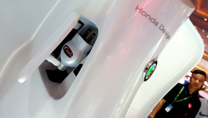 Kabel listrik bisa dihubungkan dengan stop kontak di rumah. Penjualan Super Cub di seluruh dunia tercatat sebanyak 89 juta unit.