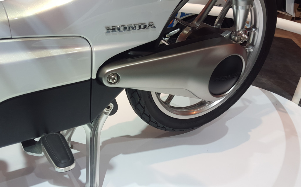 Menggunakan transmisi dua-wheel drive dengan motor listrik di setiap hub penggeraknya. Garis di sisi kiri adalah bukaan wadah batterei 2,8 kW yang mampu berlari dengan kecepatan maksimal 30 km/jam. 