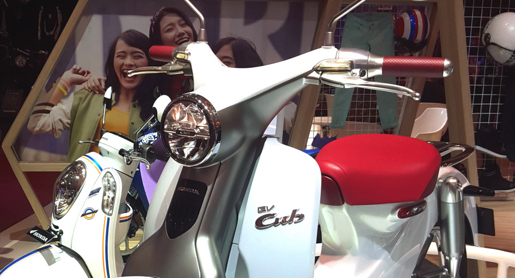 Lampu utama dan kaca spion bundar menguatkan kesan retro. Jok cuma ada satu, seperti Super Cub versi awal yang bermesin 50cc.