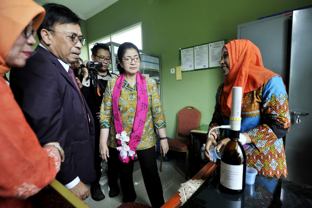 Menteri Kesehatan Nila Djuwita F. Moeloek (kedua kanan) mendapat penjelasan dari petugas medis saat melakukan kunjungan kerja di Puskesmas Kassi-Kassi, Makassar, Sulawesi Selatan, Kamis (3/11/2016)