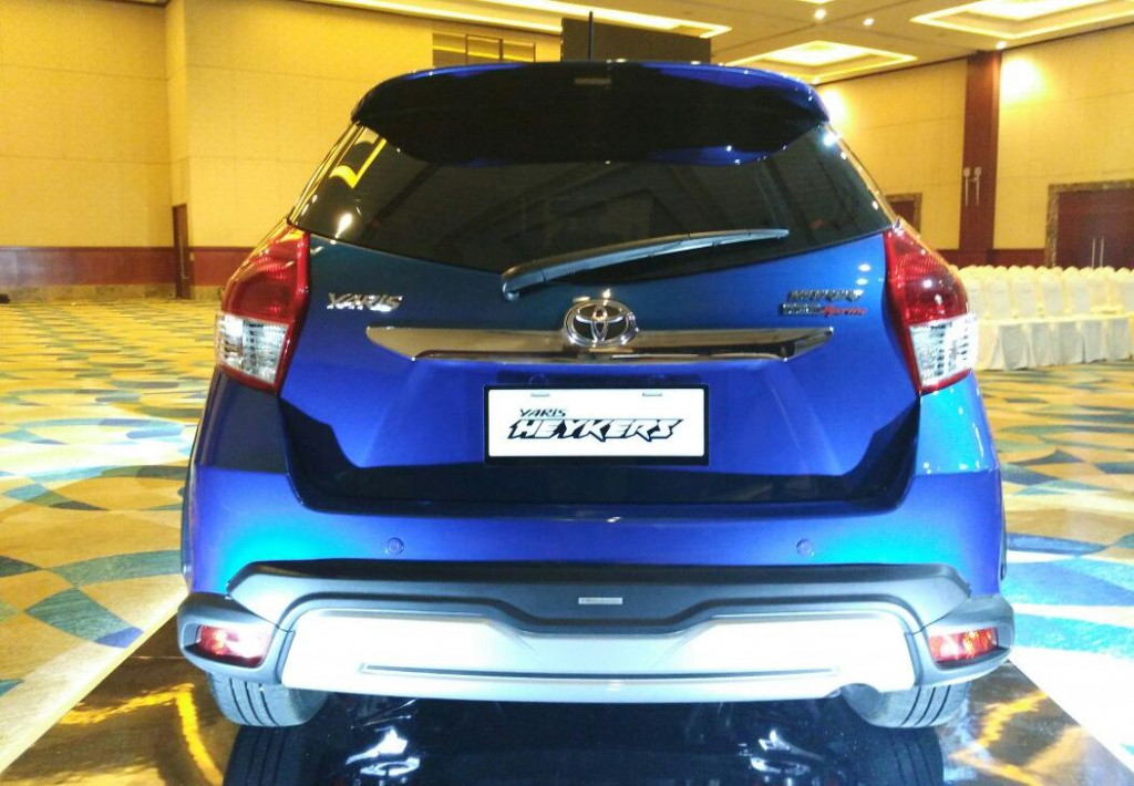 Di bawah bumper belakang ada panel warna silver sebagai pelindung tambahan.