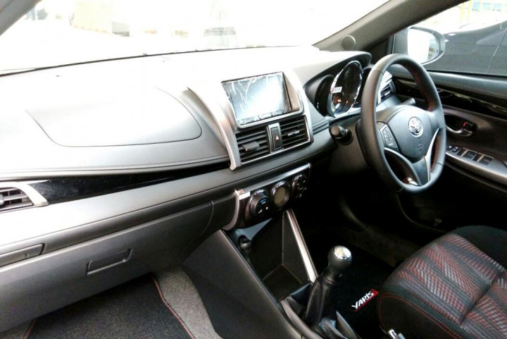 Interior dan jok disegarkan dengan pelapis motif baru. Dashboard lebih asyik dengan headunit advanced 7