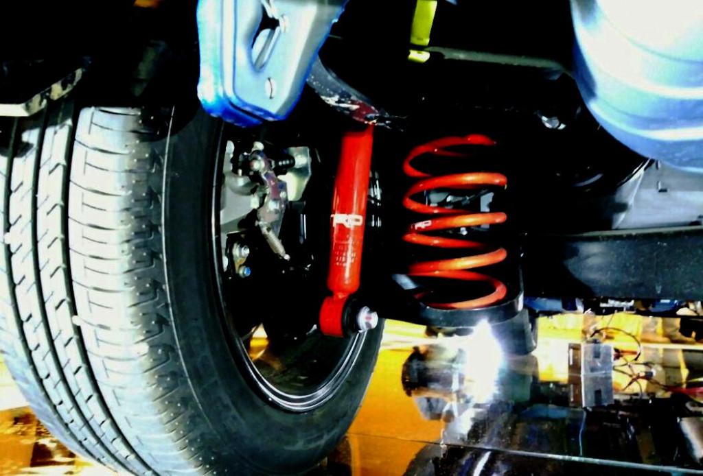 Menggunakan suspensi kit baru dari TRD yang membuat Yaris Heykers memiliki ground clearence lebih tinggi dua centimeter dibanding pendahulunya.