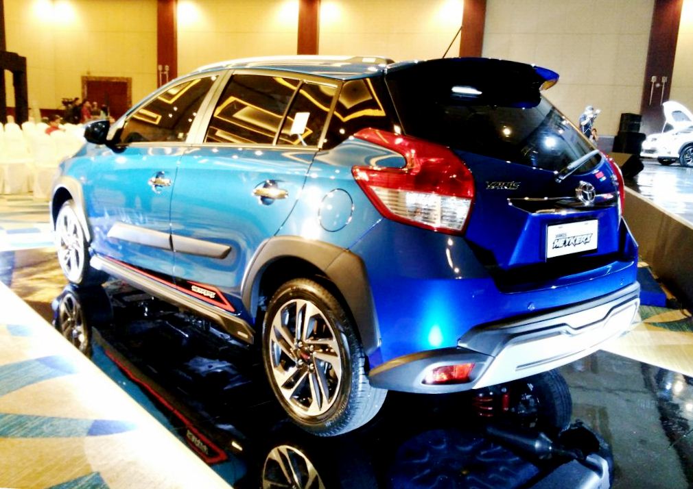 Panel hitam di sekeliling fender tidak terputus dari bumper depan ke belakang dengan side protection moulding. Ornamen ini memunculkan kesan crossover. 