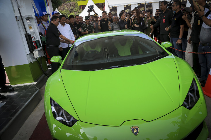 Gubernur Kepri Nurdin Basirun (kedua kiri) dan Wali Kota Batam Rudi (ketiga kiri) mendampingi GM PT Pertamina MOR I Romulo Hutapea (kiri) mengisi BBM Pertamax Turbo ke dalam tanki mobil Lamborghini di SPBU Baloi Kolam, Batam, Kepulauan Riau, Kamis (3/11/2016)