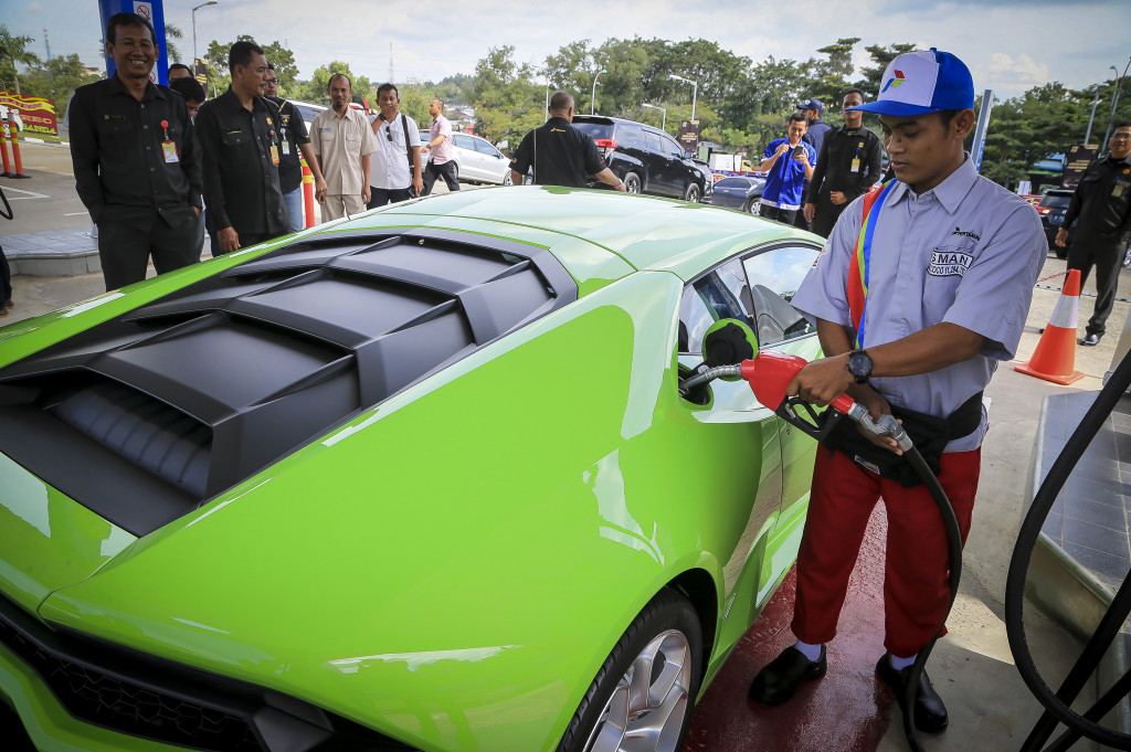 Petugas mengisi BBM jenis Pertamax Turbo ke dalam tanki mobil Lamborghini di SPBU Baloi Kolam, Batam, Kepulauan Riau, Kamis (3/11/2016)