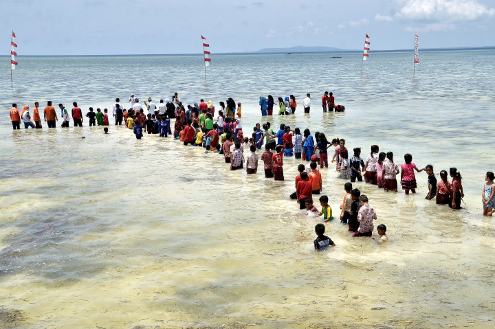 Warga mengikuti ritual Safara'a, atau membelah laut, rangkaian dari Festival Pulau Tomia, Wakatobi, Sulawesi Tenggara, Kamis (3/11/2016)