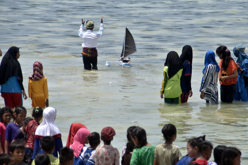 Pemuka adat melarung persembahan untuk laut saat ritual lPadongka'a Loloa rangkaian dari Festival Pulau Tomia, Wakatobi, Sulawesi Tenggara, Kamis (3/11/2016)