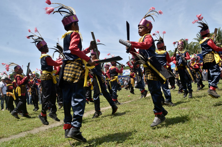 Anak-anak menari perang-perangan, Sajo Mo'ane, saat Festival Pulau Tomia, Wakatobi, Sulawesi Tenggara, Kamis (3/11/2016)