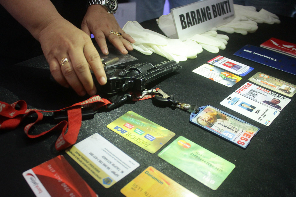 Polisi menunjukkan barang bukti bukti berupa kartu pers palsu dan pistol angin ilegal yang disita dari tangan tersangka wartawan gadungan saat rilis media di Polresta Malang, Jawa Timur, Kamis (3/11/2016)