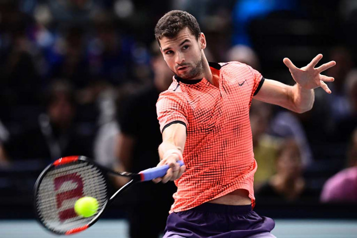 Dimitrov  berusaha mengembalikan bola ke arah Djokovic.