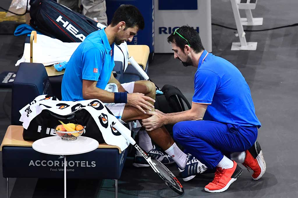 Juara bertahan Djokovic sempat menjalani perawatan untuk masalah pada lututnya di set kedua, namun kemudian mampu menaklukkan Dimitrov.