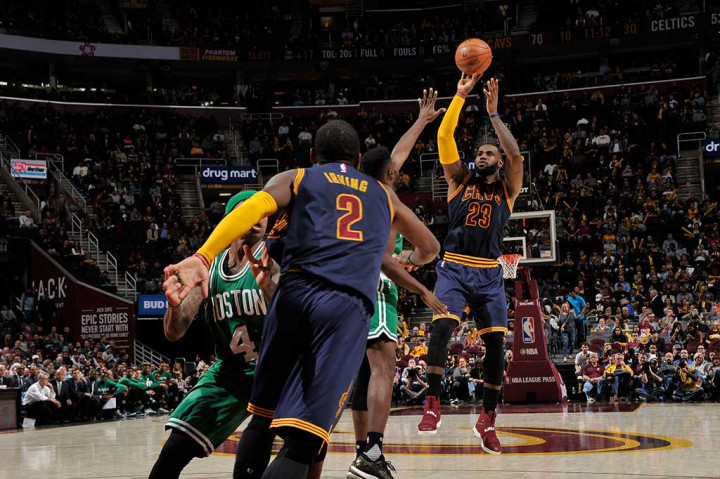 LeBron James mencetak double-double dengan 30 poin dan 12 assist untuk Cleveland Cavaliers.
