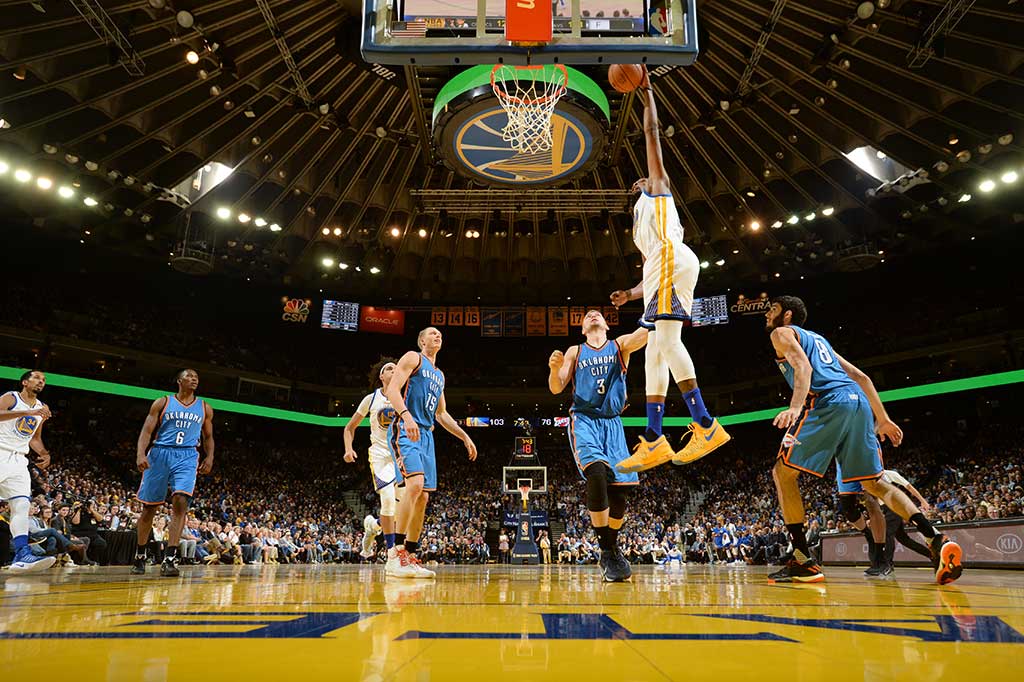 Durant yang mengejutkan banyak pihak ketika memilih bergabung dengan Warriors sebagai agen bebas setelah Golden State digulingkan Thunder di final Wilayah Barat musim lalu, tampil mengesankan dengan 39 poin.