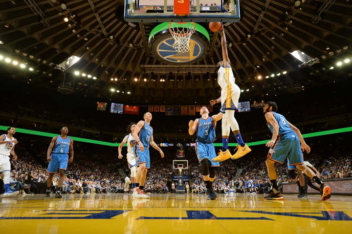 Durant yang mengejutkan banyak pihak ketika memilih bergabung dengan Warriors sebagai agen bebas setelah Golden State digulingkan Thunder di final Wilayah Barat musim lalu, tampil mengesankan dengan 39 poin.