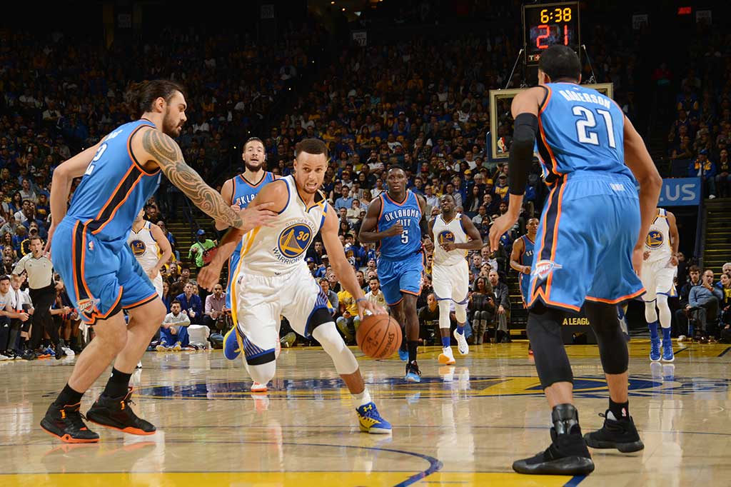 Stephen Curry menambah 21 poin dan tujuh assist.
