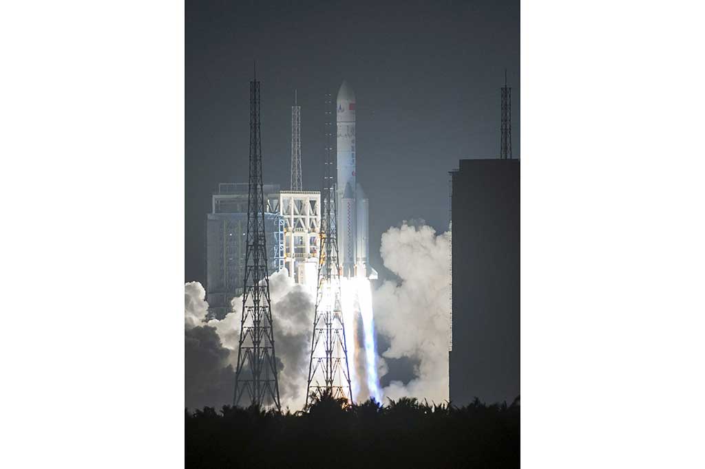 Long March-5 merupakan roket besar bertingkat dua yang mampu mengangkut beban seberat 25 ton ke orbit di dekat Bumi. Long March-5 menjadi roket pengangkut terbesar yang dimiliki Tiongkok.