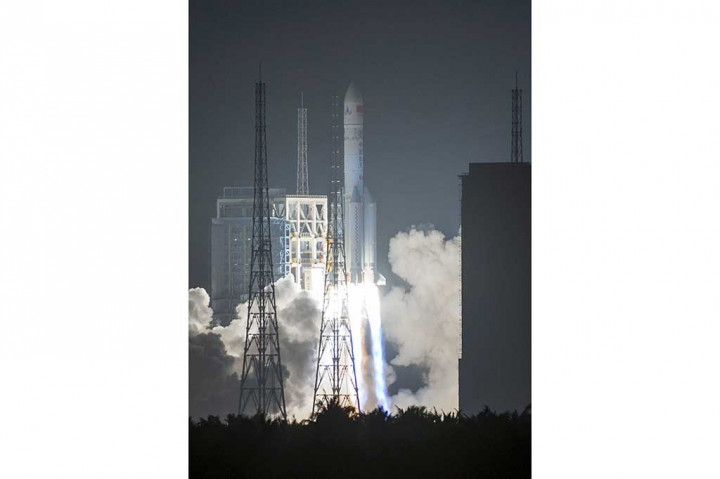 Long March-5 merupakan roket besar bertingkat dua yang mampu mengangkut beban seberat 25 ton ke orbit di dekat Bumi. Long March-5 menjadi roket pengangkut terbesar yang dimiliki Tiongkok.
