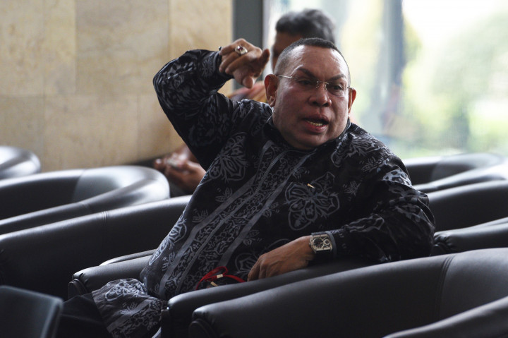 Anggota Komisi VIII DPR Elion Numberi menunggu untuk menjalani pemeriksaan di Gedung KPK, Jakarta, Jumat (4/11/2016).