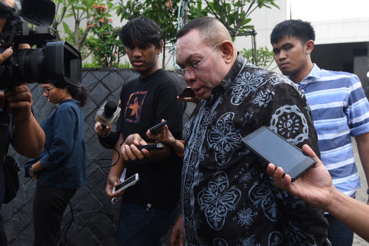 Anggota Komisi VIII DPR Elion Numberi (kedua kanan) meninggalkan Gedung KPK usai menjalani pemeriksaan di Jakarta, Jumat (4/11/2016)