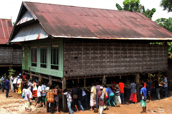 Sejumlah warga bergotong royong memindahkan rumah panggung di Desa Barugaya, Kabupaten Takalar, Sulawesi Selatan, Jumat (4/11/2016)