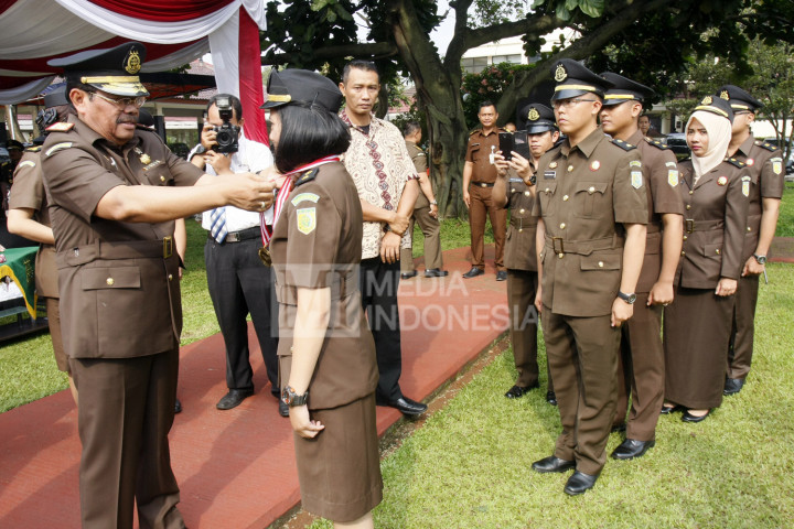 Jaksa Agung HM Prasetyo (kiri) melantik dan mengucapkan selamat kepada 10 jaksa terbaik dari 280 jaksa saat upacara pelantikan penutupan pendidikan dan pelatihan pembentukan jaksa (PPPJ) Angkatan LXXIII gelombang II tahun 2016 di Lapangan Badan Diklat Kejakasaan RI, Ragunan, Jakarta Selatan, Jumat (4/11/2016)