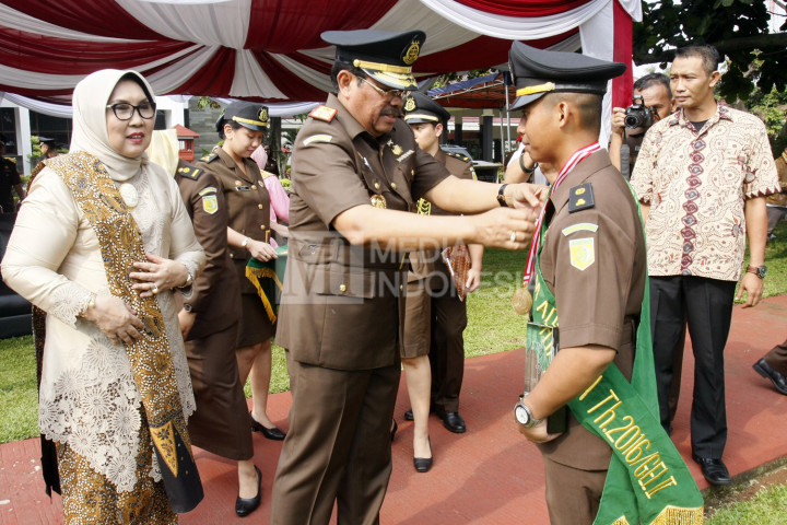 Jaksa Agung HM Prasetyo (kiri) melantik dan mengucapkan selamat kepada 10 jaksa terbaik dari 280 jaksa saat upacara pelantikan penutupan pendidikan dan pelatihan pembentukan jaksa (PPPJ) Angkatan LXXIII gelombang II tahun 2016 di Lapangan Badan Diklat Kejakasaan RI, Ragunan, Jakarta Selatan, Jumat (4/11/2016)