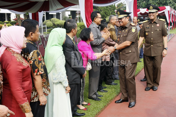 Jaksa Agung HM Prasetyo (dua kanan) bersalaman dengan tamu undangan saat upacara pelantikan penutupan pendidikan dan pelatihan pembentukan jaksa (PPPJ) Angkatan LXXIII gelombang II tahun 2016 di Lapangan Badan Diklat Kejakasaan RI, Ragunan, Jakarta Selatan, Jumat (4/11/2016)
