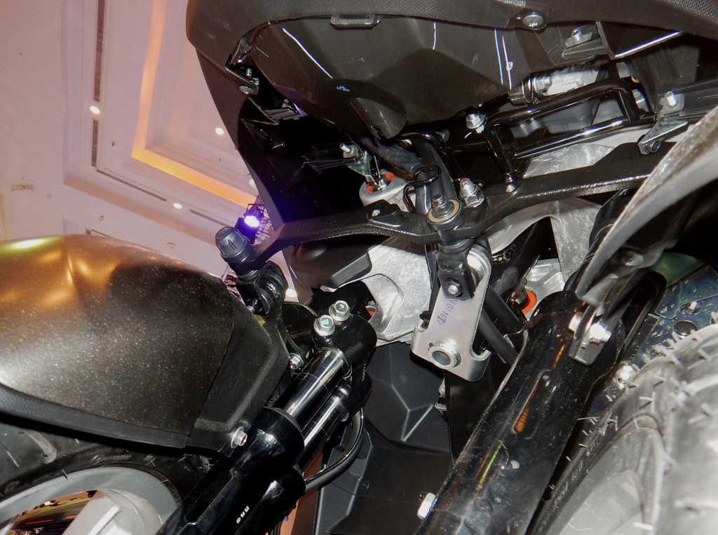 Mekanisme suspensi depan yang cukup rumit. Walau punya tiga roda, Tricity 155 tetap dapat menikung dengan radius putar yang terhitung baik.
