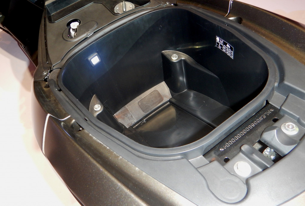 Bagasi tergolong luas, tapi hanya mampu menampung satu helm half face.