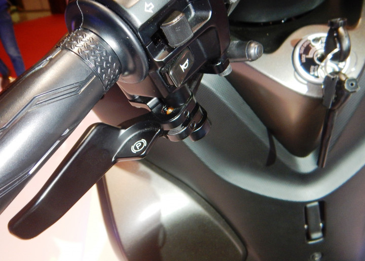 Rem tangan sebagai fitur keamanan tambahan yang amat fungsional. Fitur penting ini justru tidak dimiliki NMax dan Aerox 155.