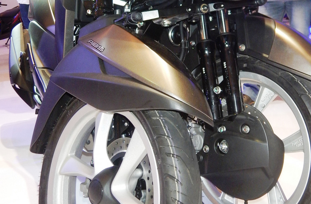 Ada dua roda depan yang masing-masing dilayani dua shockbreaker. Total ada empat shockbreaker di bagian depan dan dua di belakang.