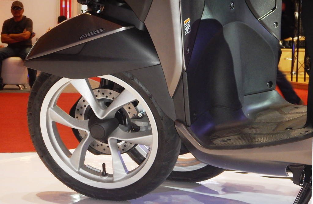 Di setiap rodanya terdapat rem cakram dengan teknologi Anti Brakelock System (ABS). Pelek diameter 14