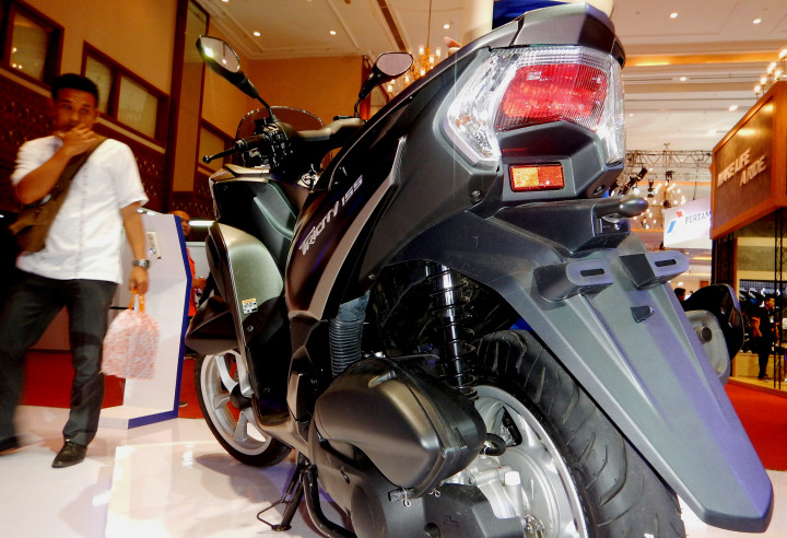 Buritan tampak mewah dengan stop lamp besar dan sein bermika putih.