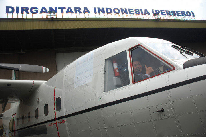 Chief of Aircraft Staff Philippines Air Force Major General Rozano Briguez berada di dalam kokpit saat meninjau pesawat NC212i di PT Dirgantara Indonesia (PT DI), Bandung, Jawa Barat, Jumat (4/11/2016)