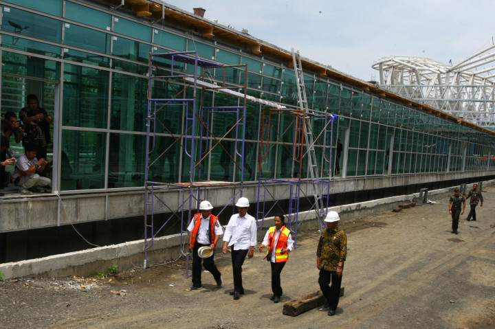 Presiden Jokowi (kedua kiri) bersama  Menteri Perhubungan Budi Karya Sumadi (kanan), Menteri BUMN Rini Soemarno (kedua kanan) dan Dirut PT. Kereta Api Indonesi Edi Sukmoro meninjau proyek pembangunan kereta bandara di Bandara Soekarno Hatta, Tangerang, Banten, Jumat (4/11/2016)