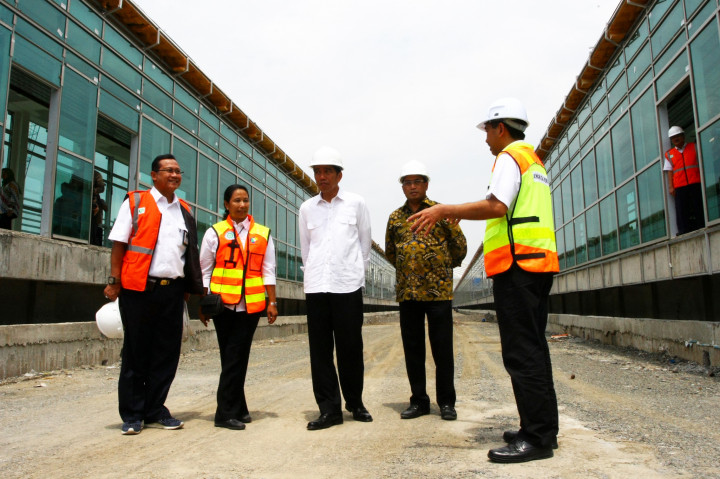 Presiden Jokowi (tengah) bersama Menteri Perhubungan Budi Karya Sumadi (kedua kanan), Menteri BUMN Rini Soemarno (kedua kiri), Direktur Utama Angkasa Pura II Muhammad Awaluddin (kanan) dan Dirut PT. Kereta Api Indonesia Edi Sukmoro (kiri) meninjau proyek pembangunan kereta bandara di Bandara Soekarno Hatta, Tangerang, Banten, Jumat (4/11/2016)