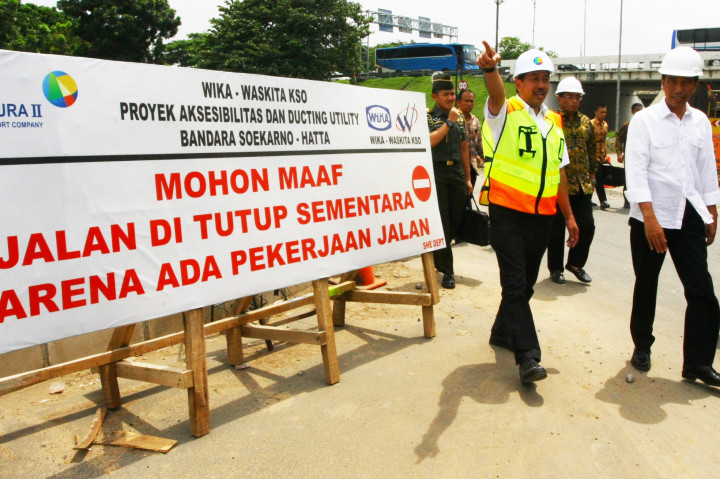 Presiden Jokowi (kanan) didampingi Direktur Utama Angkasa Pura II Muhammad Awaluddin meninjau proyek pembangunan kereta bandara di Bandara Soekarno Hatta, Tangerang, Banten, Jumat (4/11/2016)