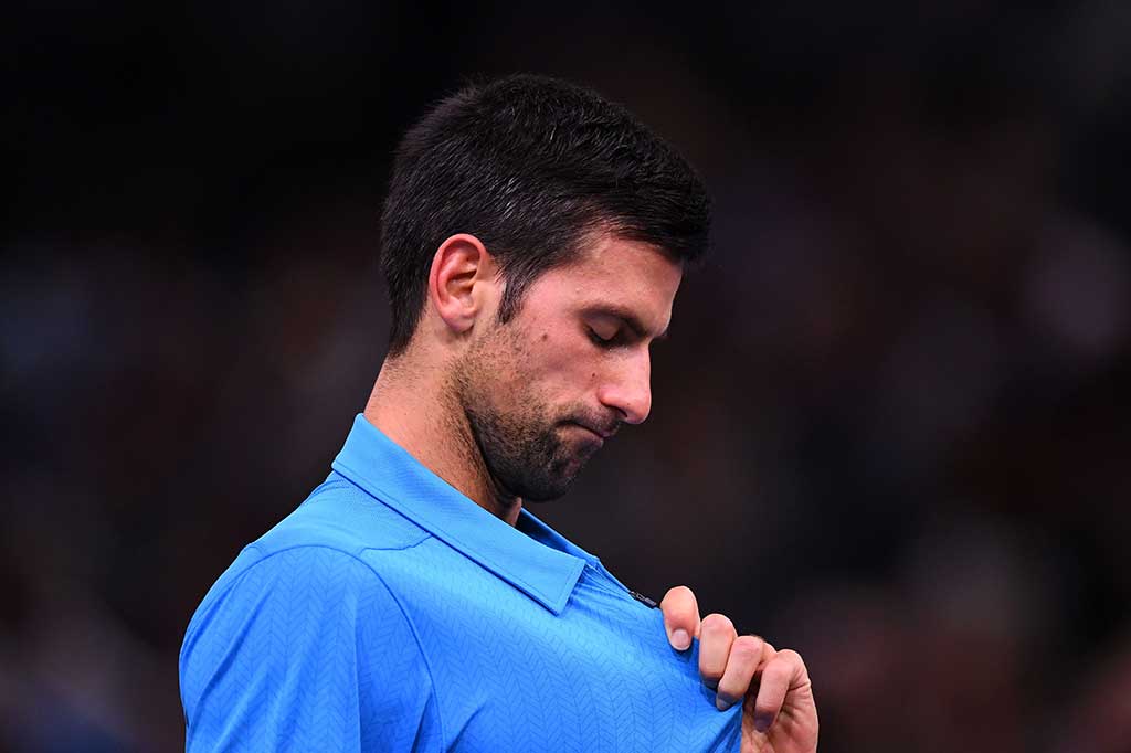 Petenis nomor satu dunia Novak Djokovic tertunduk lesu setelah terhenti di perempat Paris Masters.