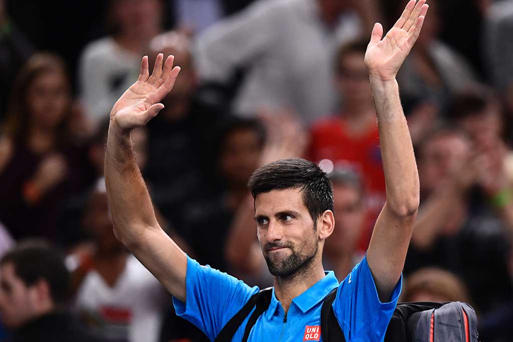 Djokovic melambaikan tangan kepada para penggemarnya saat meninggalkan lapangan.